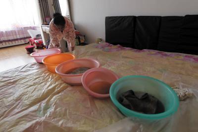 那坡楼上漏水，住户失联，小区没物管，业主维权难！律师来支招……